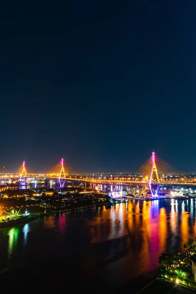 Ponte suspensa de Bhumibol sobre o rio Chao Phraya à noite em Ba — Fotografia de Stock