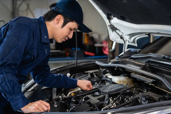 Männlicher Mechaniker Überprüft Und Repariert Den Motor Autoservice — Stockfoto