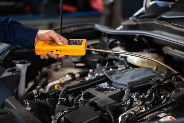 Mechanic Hand Check Leaks Gas Lpg Gasoline Car — Stock Photo, Image