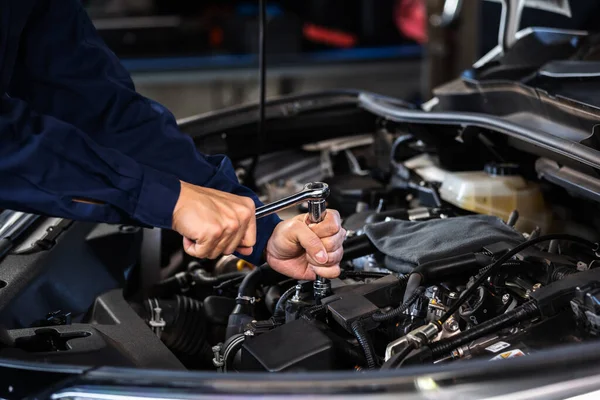 Mechanik Pomocą Klucza Naprawy Silnika Serwis Samochodu — Zdjęcie stockowe