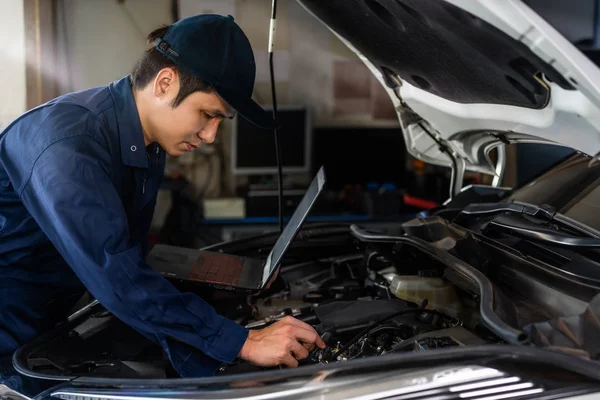 Man Mekaniker Med Hjälp Bärbar Dator När Reparera Bil Auto — Stockfoto