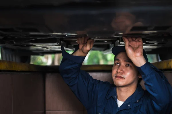 Mecânico Masculino Usando Chave Para Reparar Sob Carro — Fotografia de Stock