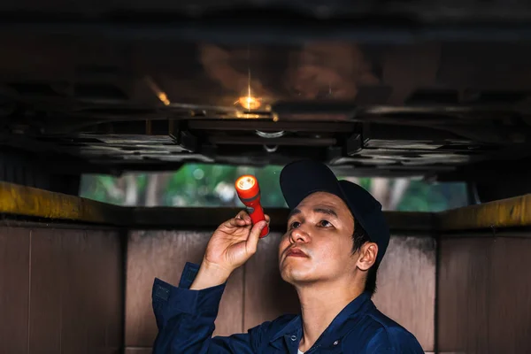 Mecánico Masculino Celebración Linterna Brillante Para Comprobar Bajo Problema Coche — Foto de Stock