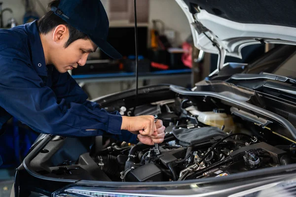 Manlig Mekaniker Med Skiftnyckel För Att Reparera Motorn Bil Service — Stockfoto