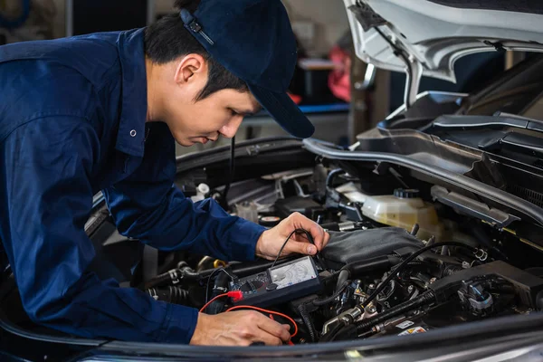 Manlig Mekanik Kontrollera Elektriska Ledningar Fordonssystem Bil Service — Stockfoto