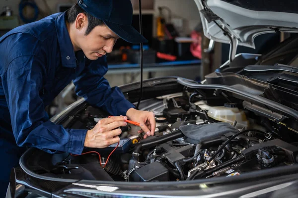 Mechanicy Sprawdzają Instalację Elektryczną Pojazdu Serwisie Samochodowym — Zdjęcie stockowe