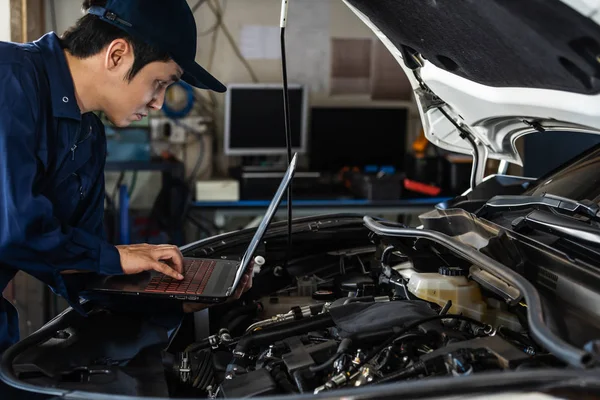 Meccanico Maschio Utilizzando Computer Portatile Durante Riparazione Auto Servizio Auto — Foto Stock