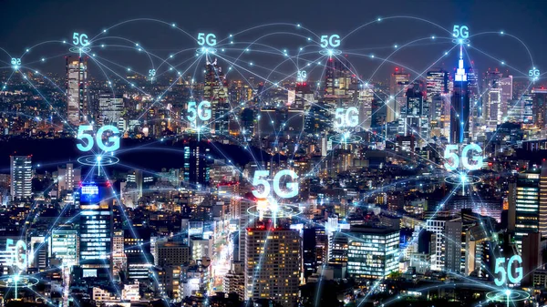 5Gネットワークワイヤレスシステムと現代の都市スカイラインとのインターネット通信 スマートシティ構想 — ストック写真