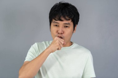 Hasta genç adam öksürüyor. 