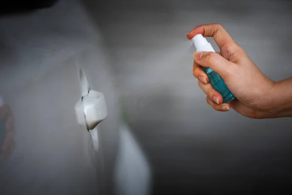 用手喷酒精清洗车门把手 以防止感染病毒和细菌Covid — 图库照片