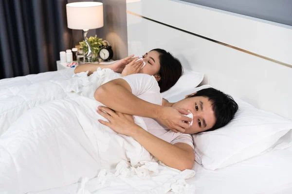 Pasangan Sakit Bersin Dan Menderita Penyakit Virus Dan Demam Tempat — Stok Foto