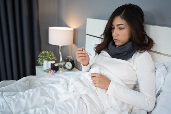 Mujer Enferma Usando Termómetro Para Comprobar Temperatura Dolor Cabeza Una — Foto de Stock