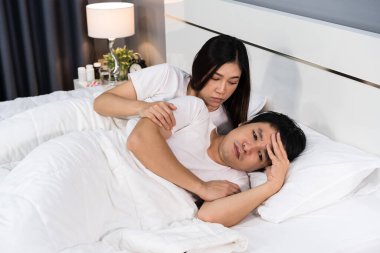 Kadın hasta kocasına evde bir yatakta bakıyor.