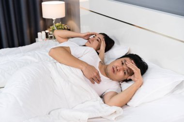 Hasta çiftin baş ağrısı ve virüs hastalığı ve evde yatağında ateşi var.