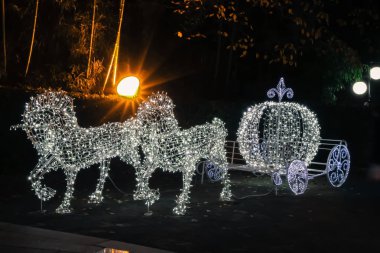 At arabası geceleri güzel bir beyaz ışık vardır.