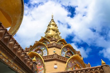 Üçgen Tapınağı çatı beyaz bulutlar ve güzel mavi gökyüzü ile.