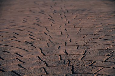 Yerdeki eski kırmızı tuğla dairesel bir kalıptır, arka plan.