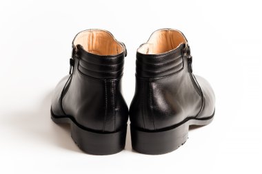 Siyah rugan erkek ayakkabıları izole beyaz arka plan üzerinde