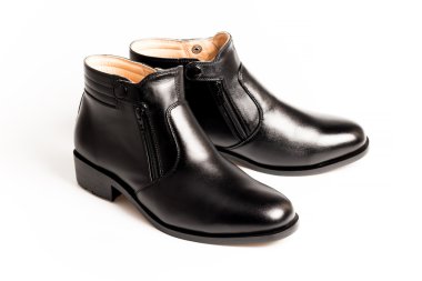 Siyah rugan erkek ayakkabıları izole beyaz arka plan üzerinde