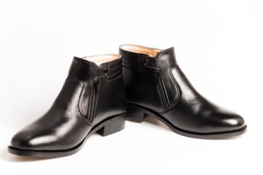 Siyah rugan erkek ayakkabıları izole beyaz arka plan üzerinde