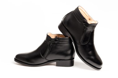 Siyah rugan erkek ayakkabıları izole beyaz arka plan üzerinde