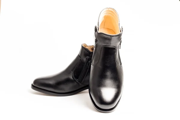 Nero scarpe da uomo in pelle verniciata isolato su sfondo bianco — Foto Stock
