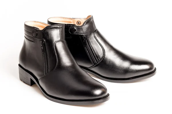 Nero scarpe da uomo in pelle verniciata isolato su sfondo bianco — Foto Stock