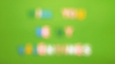 Word'de bir Sevgililer günü yeşil bir arka plan bulanıklık etkisi ile düzenlenmiş farklı renkteki ahşap karakterler