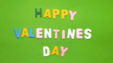 Word'de bir Sevgililer günü yeşil bir arka plan bulanıklık etkisi ile düzenlenmiş farklı renkteki ahşap karakterler