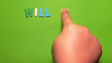 Word'de bir Sevgililer günü yeşil bir arka plan bulanıklık etkisi ile düzenlenmiş farklı renkteki ahşap karakterler