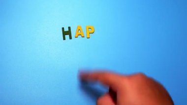 Word'de bir Sevgililer günü yeşil bir arka plan bulanıklık etkisi ile düzenlenmiş farklı renkteki ahşap karakterler