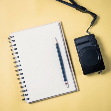 Boş kitap ve kalem ve retro kamera düz yatıyordu tarzı 