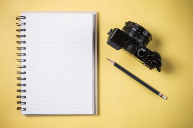 Boş kitap ve kalem ve retro kamera düz yatıyordu tarzı 