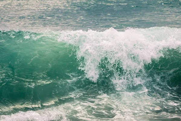 Mükemmel uzun dalgalar okyanus yüzeyinin üzerinde — Stok fotoğraf