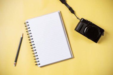 Boş kitap ve kalem ve retro kamera düz yatıyordu tarzı