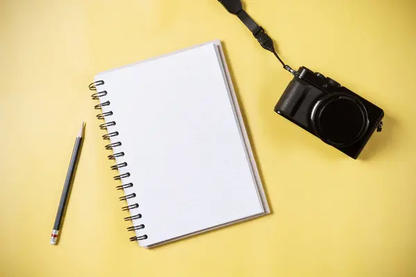 Lapos laikus stílus-üres könyv, és a ceruza és a retro fényképezőgép — Stock Fotó