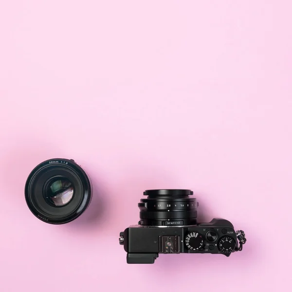 Vintage digital kompaktkamera och fixar objektiv 50mm på rosa pastell — Stockfoto