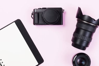 Vintage dijital kompakt fotoğraf makinesi lens ekipmanları ile ve boo boş