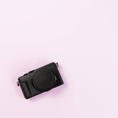 Pembe pastel renk arka plan w Vintage dijital kompakt kamerada