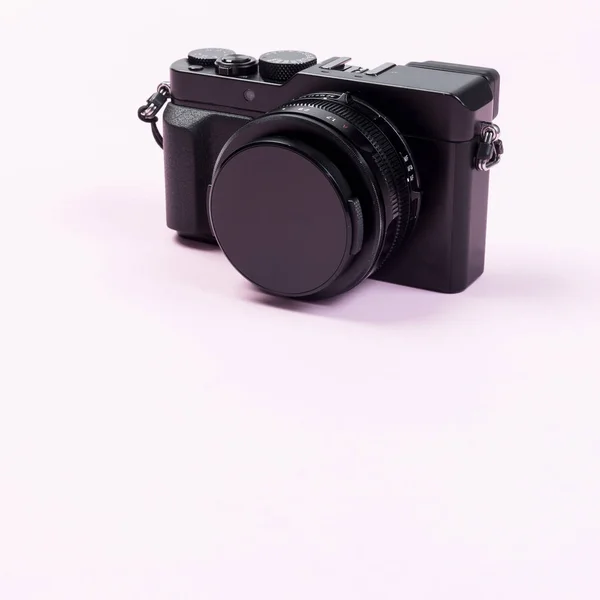 Vintage fotocamera digitale compatta su sfondo rosa pastello colore w — Foto Stock