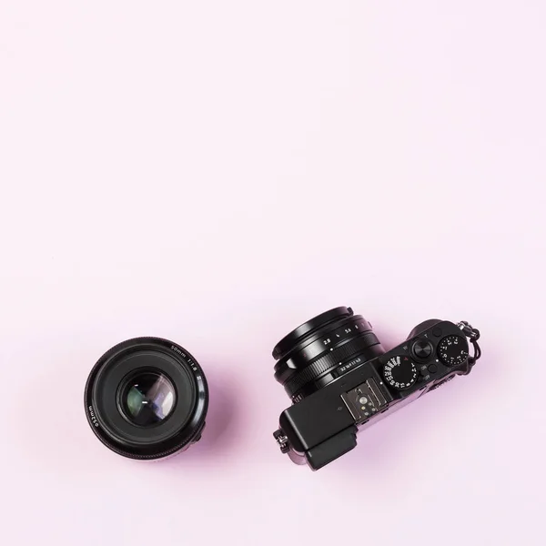 Вінтажна цифрова компактна камера і фіксувати лінзу 50 мм на рожевому пастелі — стокове фото