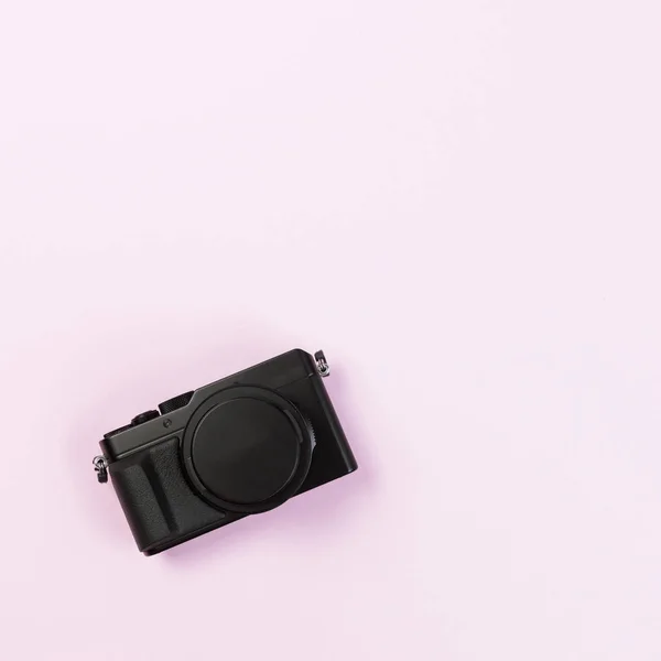 Câmera compacta digital vintage no fundo de cor pastel rosa w — Fotografia de Stock