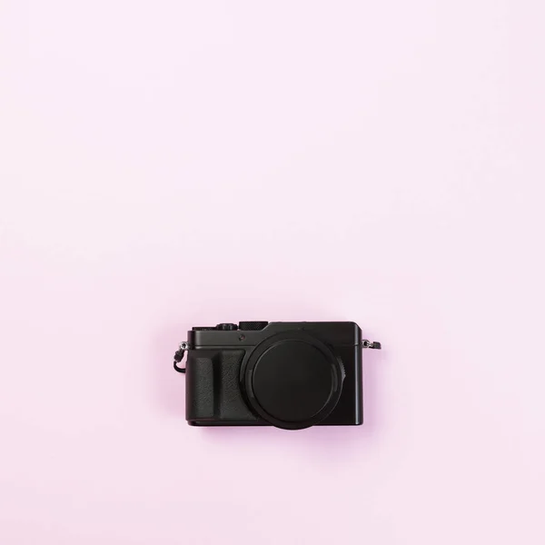 Câmera compacta digital vintage no fundo de cor pastel rosa w — Fotografia de Stock