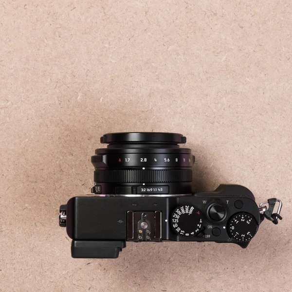 Câmera compacta digital vintage no fundo de cor pastel rosa — Fotografia de Stock