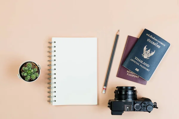 Plano yacía libro vacío y lápiz para el trabajo de diseño con cámara — Foto de Stock