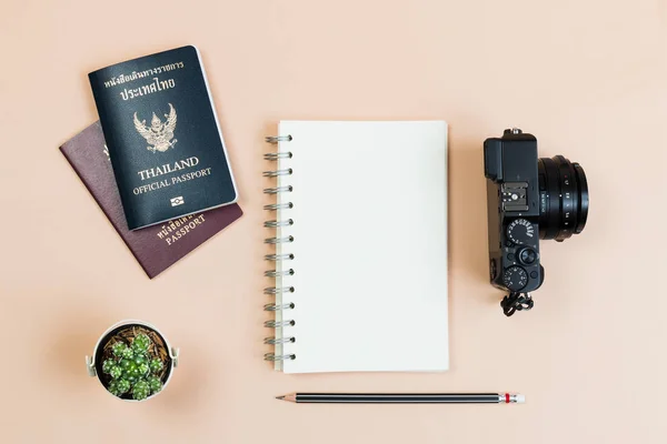 Flat lay livro vazio e lápis para trabalho de design com câmera — Fotografia de Stock