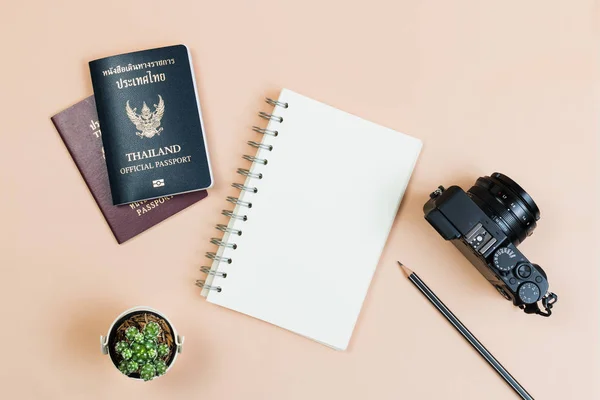 Plano yacía libro vacío y lápiz para el trabajo de diseño con cámara — Foto de Stock