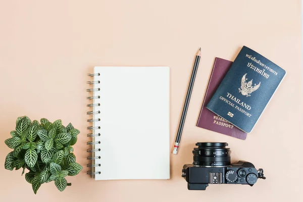 Flach liegendes leeres Buch und Bleistift für Gestaltungsarbeiten mit Kamera — Stockfoto