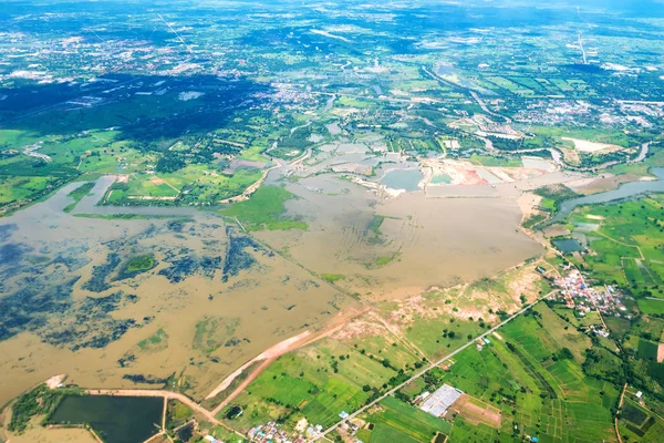 Sel alan fırtınadan sonra gösterilen uçağın yüksek açılı görünüş. Tayland kuzeydoğu bölgesinde.