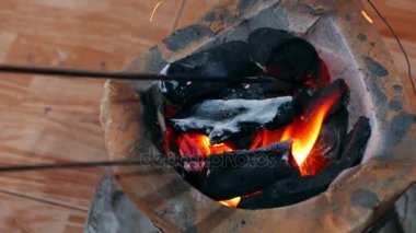 Geleneksel gıda Tayland hazırlanması için soba yanan kömür. Yüksek termal enerji sağlayan bir soba ile pişirme tüm evleri için popüler ve ekonomik.